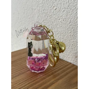 Klíčenka s tekutinou medvídek v hranaté lahvičce