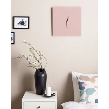 Hodiny Nástěnné hodiny růžový železný rám 40 x 40 cm malovaný povrch čtvercový tvar minimalistický design moderní styl dekorace obývací pokoj ložnice Beliani