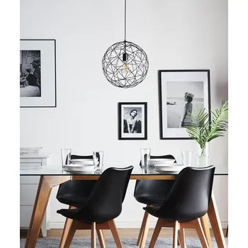 Osvětlení Závěsná lampa černá kovová žárovka s kulovým stínidlem se síťovaným vzhledem pro minimalistický styl obývacího pokoje s jídelnou Beliani