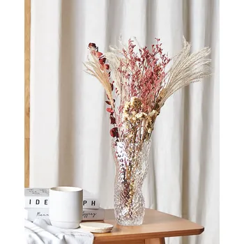 Kytice sušených květin růžová přírodní 55 cm sušené květiny zabalené v hnědém papíru přírodní dekorace na stůl Beliani