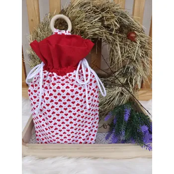 Látkový pytlík na zavěšení – červená srdíčka na bílé | dřevěný kroužek