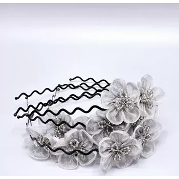 Čelenka s šedými květy