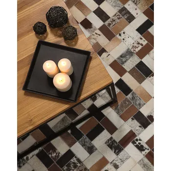 Koberec Koberec hnědý s béžovou barvou 80 x 150 cm vyrobený z koženého patchworkový geometrického vzoru ručně vyrobený moderní Beliani