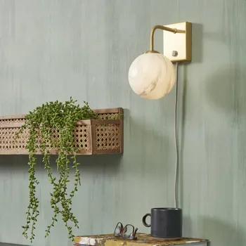 Lampička IT´S ABOUT ROMI IT'S ABOUT ROMI Carrara nástěnné svítidlo zlaté/mramorové - Délka kabelu 200 cm; nástěnný držák - výška 10 cm, šířka 7,5 cm, hloubka 2,5 cm bílá mramorovaná, zlatá 1 x 28 W - Doprava zdarma