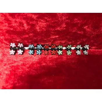 Kovový skřipeček s kamínkama "Kytička" Barva: bílý