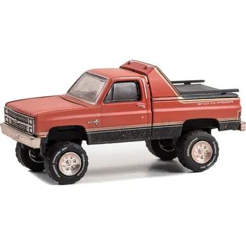 autíčko Chevrolet K-10 Scottsdale 4x4 1984 Weathered 1:64 Chevrolet K 10 Scottsdale 4x4 1984 - kovový model 1/64