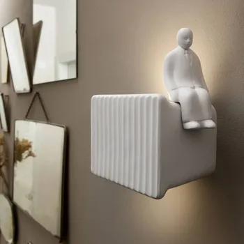 Lampička Karman Umarell dekorační figura, 13 cm, sedící bílá matná - Doprava zdarma