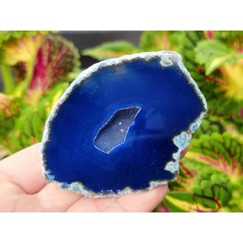 Přírodní kámen Achát modrý barvený geoda s dutinou 158g