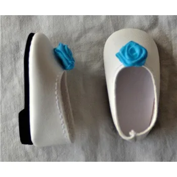 Doplněk pro panenku Bílé nízké boty s modrou kytičkou (Boty na Las Amigas - Paola Reina)