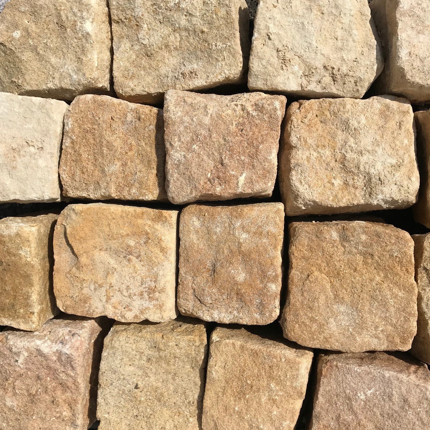 Pískovcové dlažební kostky 10 x 10 x 10 cm 8000 kg (volně ložené) = cca 46 - 50 m²