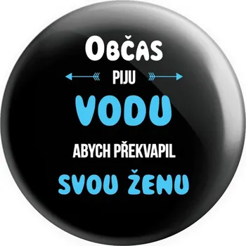 Placka Občas piju vodu, abych překvapil svou ženu