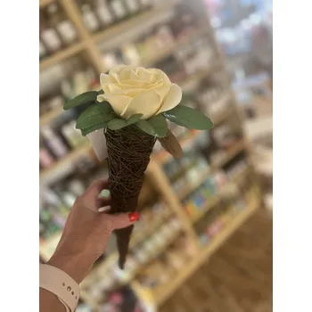 umělá květina RV studio Louny s.r.o. Mýdlová růže v kónickém proutěném držáku 1ks Barva: Krémová