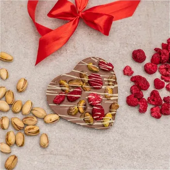 Čokoláda JANEK Velké mléčné čokoládové srdíčko s malinou, pistáciemi a bílou čokoládou 70 g