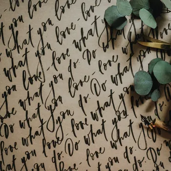 Balící papír Be Nice Balicí papír Písmo hnědé 68 x 98 cm