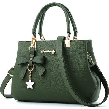 Dámská kabelka s přívěskem ve tvaru kytičky Barva: zelená