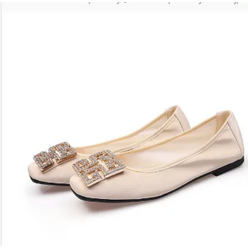 Dámské baleríny Dámské elegantní baleríny s velkou kovovou ozdobou Barva: meruňková, Velikost EUR: 39