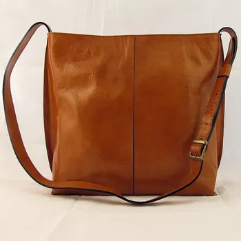 Kabelka Triton Ručně šitá kožená kabelka YVETA - česká výroba; koňak