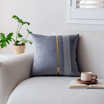 Dekorativní polštářek Luxusní sametový povlak na polštář se zlatým proužkem a štrasovými kamínky Barevná varianta: Šedá, Velikost: 45x45 cm