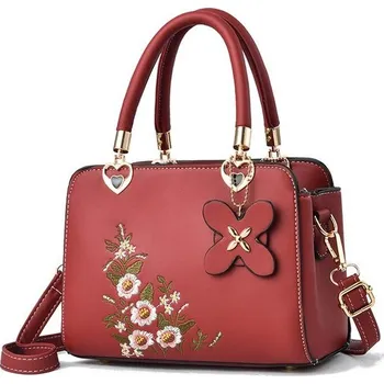 Kabelka Dámská kabelka s přívěskem a květinovým motivem Barva: Červená