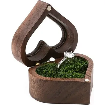Dárková krabička Dřevěná krabička na prstýnky Heart s mechem