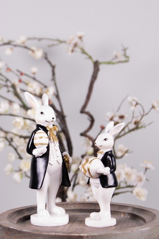 Velikonoční dekorace králík v kabátku držící vajíčko - 6*6*15 cm