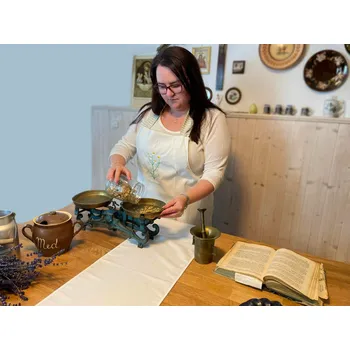 Kuchyňská zástěra HEDVA ČESKÝ BROKÁT Zástěra s laclem a kapsou výšivka HEŘMÁNEK