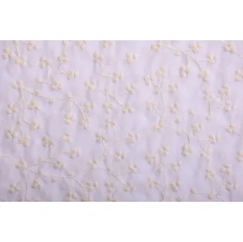 Jemná látka v bílé barvě s vyšitými květy 19604/001