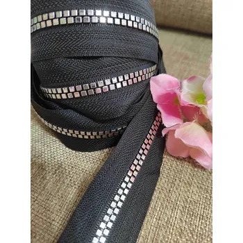 Zip Zip kostěný šíře 5 mm kostičky metráž černý