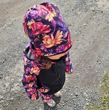 Kojenecká čepice Yháček Šmoulí čepička Yháček, Květy na tmavém podkladu Velikost:: M