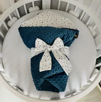 Zavinovačka MIMOUŠEK Péřová zavinovačka / černé tečky modrá Velikost zavinovačky: 80x80 cm, Varianta péřové zavinovačky: péřová výplň + povlak zapínání na knoflíky