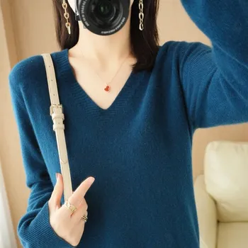 Dámský svetr Pletený svetr s dlouhým rukávem a výstřihem do V Barva: Tmavě Modrá, Velikost: M