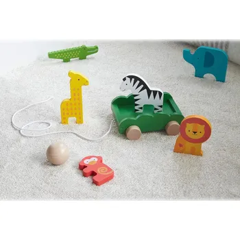 Hračka pro nejmenší Petit Collage Bowling se zvířátky ve vozíku