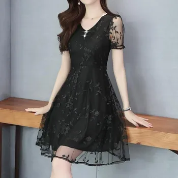 Dámské šaty Čína Elegantní společenské šaty s dvojvrstvým efektem a drobnými vyšívanými kvítky Barva: Černá, Velikost: XXXL