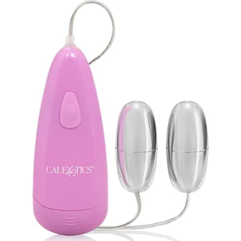 Dvě vodotěsná vibrační vajíčka pro erotické hry Double Waterproof Bullet Silver (Dvě úrovně vibrace.. Rozměry: délka vibračné vajíčko je 5,5cm, průměr 2,5cm. Výrobek má ovládání vibračního systému, které je se základní částí spojeno malým kabelem dlouhým