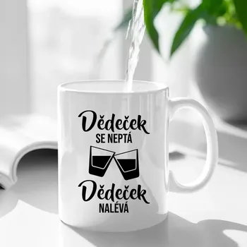 Žertovný předmět Dědeček se neptá, dědeček nalévá - hrnek s potiskem