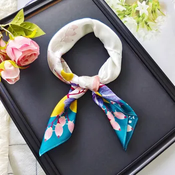 Šátek Hedvábný šátek Plody 68x68 cm v dárkovém balení, WHITE ORCHID