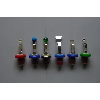 uzávěr lahví s otvíračem a kuličkou.