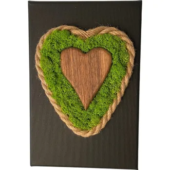 Obraz Mechový obrázek s dřevěným srdcem a provazem 20 x 30 cm