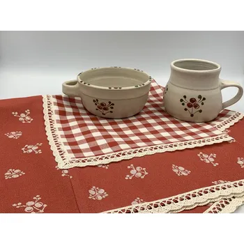 Napron - ubrus červený kanafas kostky a Červenka s krajkou Vzor kanafasu: Kostky 12x12mm, Napron rozměr: 65x65 cm