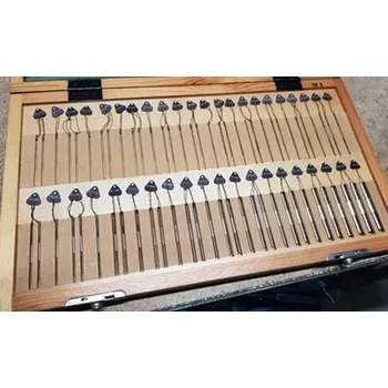 Měřící drátky k přesnému měření závitů, ČSN 254610, originál balení. Carl Zeiss Jena. (Níže větší foto. Kliknutím na obrázek miniaturu zvětšíte. Sada obsahuje 21 trojic drátků na přesné měření závitů.)