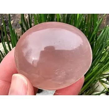 Přírodní kámen Růženín hladký kámen z Madagaskaru (104g)