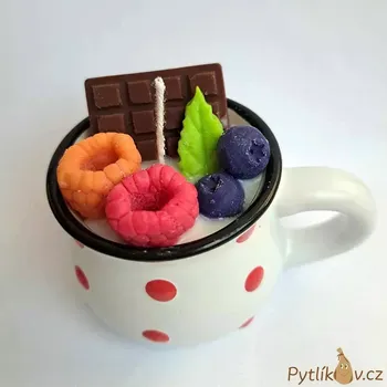 Svíčka Svíčka v keramickém hrníčku Bílý-červený puntík 80g švestka/růže/patchouli (Ručně vyráběná dekorační svíčka ze sojového vosku. Vyrobeno v ČR)