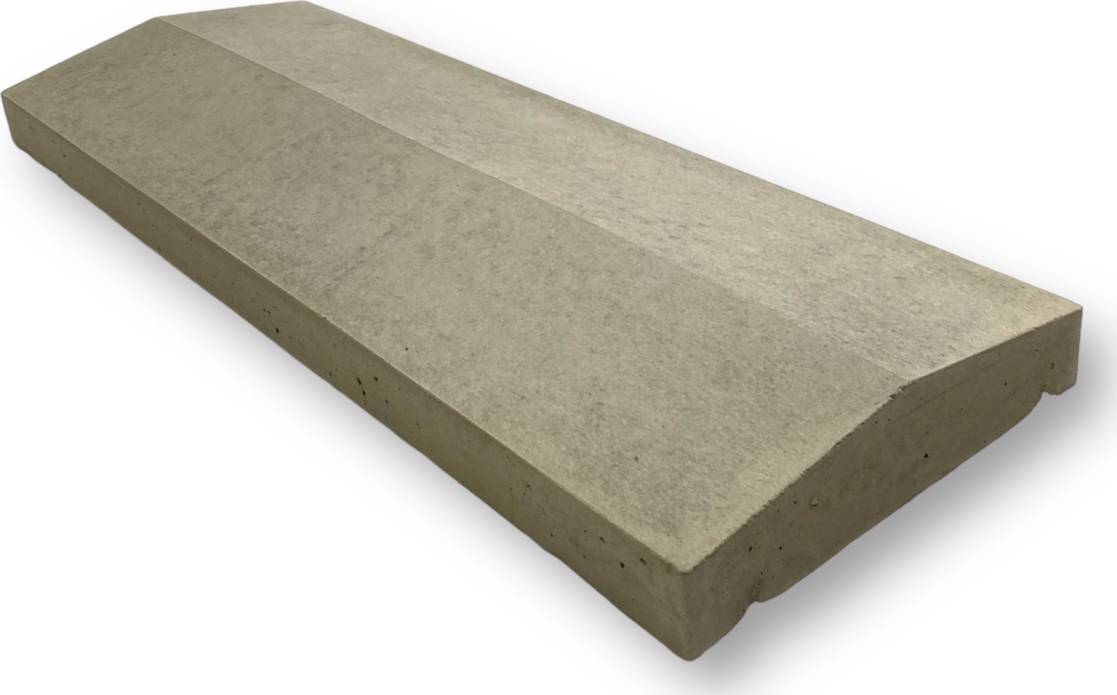 Betonová stříška na zídky a plotové dílce – průběžná sedlová hladká (50 × 18 cm) Barva: Přírodní