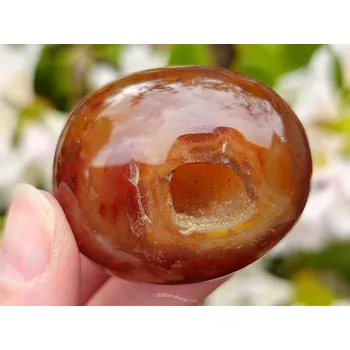 Přírodní kámen Karneol hladký kámen s dutinou z Madagaskaru 69g