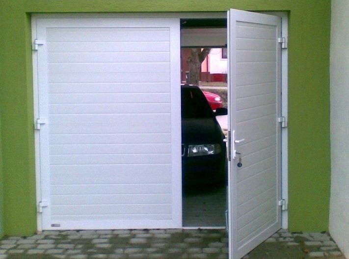 Dvoukřídlá hliníková garážová vrata Kružík šířka 2375 a výška 2150 mm STANDARD barva bílá Barva: bílá RAL 9010 lamela woodgrain,