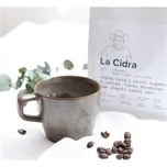 Hnědý hrníček na kávu