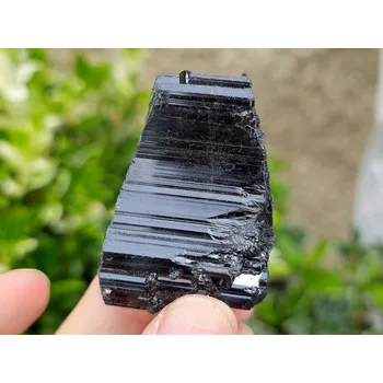 Přírodní kámen Turmalín černý skoryl krystal 57g z Madagaskaru