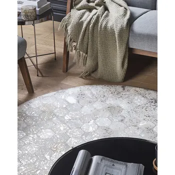Koberec Kulatý stříbrný koberec s béžovou hovězí kůží ø 140 cm patchwork šestiúhelníky glamour stylu Beliani