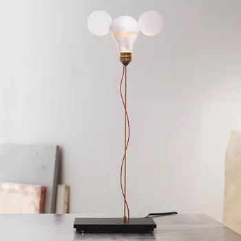 Lampička Ingo Maurer I Ricchi Poveri Stolní lampa Toto, bílá - Základna - délka 14 cm, šířka 10 cm; délka kabelu 300 cm černá, mosazná, červená 1 x 5 W LED - Doprava zdarma