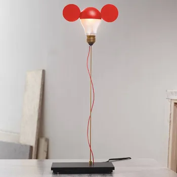 Lampička Ingo Maurer I Ricchi Poveri Stolní lampa Toto, červená - Základna - délka 14 cm, šířka 10 cm; délka kabelu 300 cm černá, mosazná, červená 1 x 5 W LED - Doprava zdarma